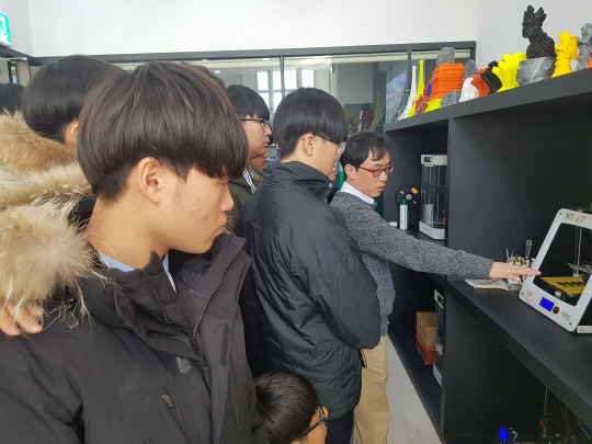 한국산업단지공단 서울지역본부가 29일을 특성화고 재학생의 산업단지 우수기업 방문프로그램인 '행복기업 투어' 올해 일정을 마무리했다고 밝혔다. 올해 마지막 투어는 세명컴퓨터고등학교 학생 26명과 함께 서울디지털산업단지(G밸리) 내 소프트웨어 개발기업체인 비욘트테크를 방문해 기업설명 및 현장투어 등의 일정으로 진행했다. 산단공 제공